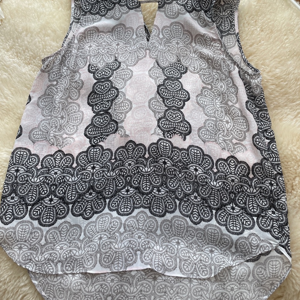 Cute blouse. Works for all seasons. Size M.